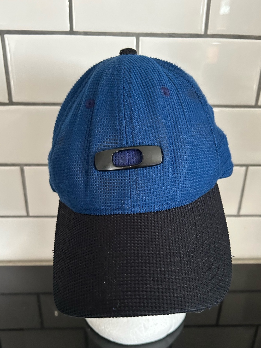 Oakley Blue Crown Black Brim Men's Cap flex fit